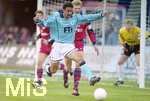 27.11.1999, Fussball 1. Bundesliga 1999,  TSV 1860 Mnchen - FC Bayern Mnchen im Olympiastadion Mnchen, Paul Agostino (vorne, 1860) gegen Stefan Effenberg (Bayern Mnchen). re: Torwart Oliver Kahn (Bayern Mnchen).
