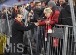 30.11.2019, Fussball 1. Bundesliga 2019/2020, 13.Spieltag, FC Bayern Mnchen - Bayer 04 Leverkusen, in der Allianz-Arena Mnchen.  v.li: Sportdirektor Hasan Salihamidzic (Bayern Mnchen) begrt einen weiblichen Fan.


