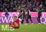 30.11.2019, Fussball 1. Bundesliga 2019/2020, 13.Spieltag, FC Bayern Mnchen - Bayer 04 Leverkusen, in der Allianz-Arena Mnchen. nach dem Gegentor zum 1:2 sitzt Javi Martinez (FC Bayern Mnchen) frustriert am Boden.


