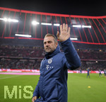 30.11.2019, Fussball 1. Bundesliga 2019/2020, 13.Spieltag, FC Bayern Mnchen - Bayer 04 Leverkusen, in der Allianz-Arena Mnchen. Trainer Hans-Dieter Flick (FC Bayern Mnchen) winkt den Fans.


