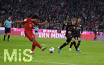 30.11.2019, Fussball 1. Bundesliga 2019/2020, 13.Spieltag, FC Bayern Mnchen - Bayer 04 Leverkusen, in der Allianz-Arena Mnchen. li: Serge Gnabry (FC Bayern Mnchen) Schuss.


