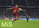 21.12.2019, Fussball 1. Bundesliga 2019/2020, 17.Spieltag, FC Bayern Mnchen - VfL Wolfsburg, in der Allianz-Arena Mnchen. Ivan Perisic (FC Bayern Mnchen) springt zum Ball.


