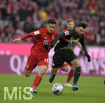 21.12.2019, Fussball 1. Bundesliga 2019/2020, 17.Spieltag, FC Bayern Mnchen - VfL Wolfsburg, in der Allianz-Arena Mnchen.  v.li: Philippe Coutinho (Bayern Mnchen) gegen Renato Steffen (Wolfsburg).


