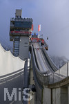 28.12.2019, Skispringen Vierschanzentournee Oberstdorf Training an der Schattenbergschanze, Springer in der Anlaufspur. 