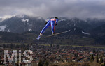 28.12.2019, Skispringen Vierschanzentournee Oberstdorf Training an der Schattenbergschanze, Vorspringer fliegt ins Tal.