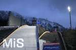 28.12.2019, Skispringen Vierschanzentournee Oberstdorf Training an der Schattenbergschanze, Flutlicht beleuchtet die Schanzenanlage, links der groe und neuerbaute Windschutz neben der Schanze.
