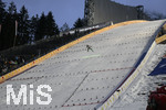 28.12.2019, Skispringen Vierschanzentournee Oberstdorf Training an der Schattenbergschanze, Springer kurz vor der Landung, die grne Linie wird per Laserstrahl auf den Hgel projiziert und gilt als Bestweite. 