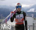 28.12.2019, Skispringen Vierschanzentournee Oberstdorf Training an der Schattenbergschanze, Andre Daniel Tande (Norwegen) geht zur Schanze hoch.