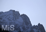 01.01.2020, Skispringen Vierschanzentournee, Neujahrsspringen in Garmisch Partenkirchen auf der groen Olympiaschanze,  Zugspitze Berggipfel in der Ferne mit dem Zugspitzplatt und dem Funkmast an der Gipfelstation.