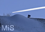 01.01.2020, Skispringen Vierschanzentournee, Neujahrsspringen in Garmisch Partenkirchen auf der groen Olympiaschanze, ber den Skihang neben der Schanze fliegt ein Dsenjet, auf dem Berg stehen Schneekanonen.