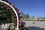 06.01.2020, Stadtrundgang Doha, Katar.  U-Bahn-Station Corniche mit den Blumen-Tunnels und den bunten Regenschirmen, berirdisch.