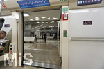 06.01.2020, Stadtrundgang Doha, Katar.  U-Bahn-Station, die Bahnen halten am Bahnsteig hinter Glas, es gehen zwei Schiebetren auf zum Einsteigen.