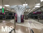 06.01.2020, Stadtrundgang Doha, Katar.  U-Bahn-Station mit Bogen-Architektur,  die Bahnen halten am Bahnsteig hinter Glas, es gehen zwei Schiebetren auf zum Einsteigen. 