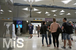 06.01.2020, Stadtrundgang Doha, Katar.  U-Bahn-Station, die Bahnen halten am Bahnsteig hinter Glas, es gehen zwei Schiebetren auf zum Einsteigen.