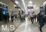 06.01.2020, Stadtrundgang Doha, Katar.  U-Bahn-Station, die Bahnen halten am Bahnsteig hinter Glas, es gehen zwei Schiebetren auf zum Einsteigen. 