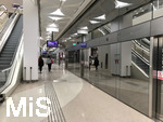 06.01.2020, Stadtrundgang Doha, Katar.  U-Bahn-Station mit Bogen-Architektur,  die Bahnen halten am Bahnsteig hinter Glas, es gehen zwei Schiebetren auf zum Einsteigen. 