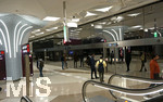 06.01.2020, Stadtrundgang Doha, Katar.  U-Bahn-Station, die Bahnen halten am Bahnsteig hinter Glas, es gehen zwei Schiebetren auf zum Einsteigen. 