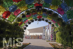 06.01.2020, Stadtrundgang Doha, Katar.  U-Bahn-Station Corniche mit den Blumen-Tunnels und den bunten Regenschirmen berirdisch.