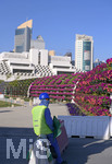 06.01.2020, Stadtrundgang Doha, Katar.  U-Bahn-Station Corniche mit den Blumen-Tunnels und den bunten Regenschirmen berirdisch.