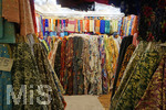 06.01.2020, Stadtrundgang Doha, Katar.  Souq Waqif, Bunte Stoffe und Textilien in einem Laden.