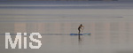 15.01.2020,  La Manga, Spanien. Playa Mar de Cristal, der Binnensee Mar Menor (Kleines Meer) in der Region Murcia. SUP-Sportler paddelt bers Wasser.
