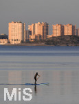 15.01.2020,  La Manga, Spanien. Playa Mar de Cristal, der Binnensee Mar Menor (Kleines Meer) in der Region Murcia. SUP-Sportler paddelt bers Wasser.