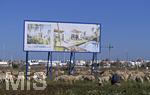 15.01.2020,  La Manga, Spanien. Immobilien-Werbetafel auf einem Grundstck auf dem eine Herde Schafe grast.