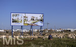 15.01.2020,  La Manga, Spanien. Immobilien-Werbetafel auf einem Grundstck auf dem eine Herde Schafe grast. 