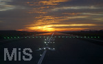 15.01.2020, Flug mit Ryanair,  Startbahn im Sonnenuntergang beim Abflug von Memmingen nach Alicante, 