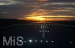 15.01.2020, Flug mit Ryanair,  Startbahn im Sonnenuntergang beim Abflug von Memmingen nach Alicante, 