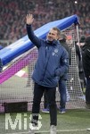 25.01.2020, Fussball 1. Bundesliga 2019/2020, 19. Spieltag, FC Bayern Mnchen - FC Schalke 04, in der Allianz-Arena Mnchen.  Trainer Hans-Dieter Flick (FC Bayern Mnchen) winkt.

