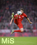 25.01.2020, Fussball 1. Bundesliga 2019/2020, 19. Spieltag, FC Bayern Mnchen - FC Schalke 04, in der Allianz-Arena Mnchen. Benjamin Pavard (Bayern Mnchen) springt zum Ball.

