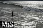 05.09.2023, Irland Land und Leute, Surfer- und Kstenstadt Tramore bei Waterford (Irland) im Sdosten im County Waterford.  Mdchen badet in der Brandung des Atlanischen Ozeans. 