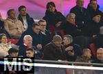 05.03.2024,  Fussball UEFA Championsleague 2023/2024: Achtelfinale,  FC Bayern Mnchen - Lazio Rom, in der Allianz-Arena Mnchen. oben li: Sportvorstand Max Eberl (Bayern Mnchen) diskutiert mit Prsident Herbert Hainer (FC Bayern) 


