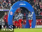 05.03.2024,  Fussball UEFA Championsleague 2023/2024: Achtelfinale,  FC Bayern Mnchen - Lazio Rom, in der Allianz-Arena Mnchen. Bayernspieler verlassen den Platz nach dem Aufwrmen durch das Tor ROAD TO LONDON 24.



