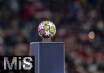 05.03.2024,  Fussball UEFA Championsleague 2023/2024: Achtelfinale,  FC Bayern Mnchen - Lazio Rom, in der Allianz-Arena Mnchen. Der Spielball FINALE von Adidas liegt auf der Stele bereit.
