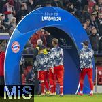 05.03.2024,  Fussball UEFA Championsleague 2023/2024: Achtelfinale,  FC Bayern Mnchen - Lazio Rom, in der Allianz-Arena Mnchen. Bayernspieler verlassen den Platz nach dem Aufwrmen durch das Tor ROAD TO LONDON 24.



