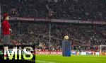 05.03.2024,  Fussball UEFA Championsleague 2023/2024: Achtelfinale,  FC Bayern Mnchen - Lazio Rom, in der Allianz-Arena Mnchen. Der Spielball FINALE von Adidas liegt auf der Stele bereit. links steht eine Flugbegleiterin von UEFA-Sponsor Turkish Airlines am Spielfeldrand  


