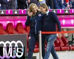 09.03.2024, Fussball 1. Bundesliga 2023/2024, 25.Spieltag, FC Bayern Mnchen - 1.FSV Mainz 05, in der Allianz-Arena Mnchen.  Trainer Bo Henriksen (re, FSV Mainz) kommt in Begleitung von Silke Bannick (Pressesprecherin Mainz 05) zum TV Interview vor dem Spiel.


