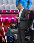 09.03.2024, Fussball 1. Bundesliga 2023/2024, 25.Spieltag, FC Bayern Mnchen - 1.FSV Mainz 05, in der Allianz-Arena Mnchen.  Prsident Herbert Hainer (FC Bayern) schaut auf sein Handy 



