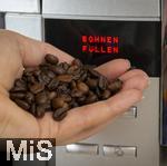 10.03.2024,  Symbolbild: Der Kaffee-Preis steigt bald wieder. Kaffeemaschine fordert BOHNEN FLLEN