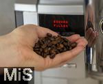 10.03.2024,  Symbolbild: Der Kaffee-Preis steigt bald wieder. Kaffeemaschine fordert BOHNEN FLLEN