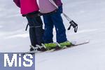 25.03.2024 , Ein Skilift in Grasgehren im Allgu, Schlepplift in verschneiter Landschaft, Diese Vorrichtungen dienen zum Transport von Skifahrern bergauf. Zwei Skifahrer lassen sich Bergauf ziehen.
