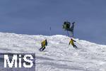 25.03.2024 , Ein Skilift in Grasgehren im Allgu, Skifahrer am Hang neben der Schneekanone,   