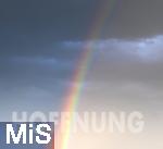 04.04.2024, Regenbogen am Himmel. Fotomontage, Hoffnung Schriftzug.
Das Bild zeigt einen ruhigen Himmel mit einem Regenbogen, der zwischen den Wolken hervortritt. berlagert ist das Bild mit dem Wort HOFFNUNG in groen Buchstaben