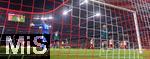 17.04.2024,  Fussball UEFA Championsleague 2023/2024: Viertelfinale,  FC Bayern Mnchen - FC Arsenal London, in der Allianz-Arena Mnchen.  Gegentreffer von Joshua Kimmich (re, FC Bayern Mnchen) der rechts jubelt, li: Torwart David Raya (FC Arsenal) frustriert


