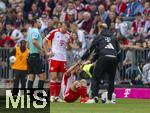 27.04.2024, Fussball 1. Bundesliga 2023/2024, 31.Spieltag, FC Bayern Mnchen - Eintracht Frankfurt, in der Allianz-Arena Mnchen. Konrad Laimer (FC Bayern Mnchen) verletzt am Boden.