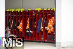05.05.2024,   Feuerwehr in Rammingen, Uniformen und Schutzanzge hngen im Schrank.