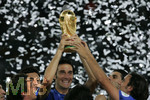 Fussball FIFA-WM 2006: Finale 09.07.2006,   Italien - Frankreich in Berlin, Luca TONI (ITA) stemmt stolz den WM-Pokal.