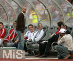 Fussball 1.Bundesliga 2006/07, Freundschaftsspiel, SSV Ulm 1846 - FC Bayern München, Dienstag 22.05.07, Mehmet SCHOLL  (li, Bayern München) albert mit Trainer Ottmar HITZFELD (re, Bayern München) herum.